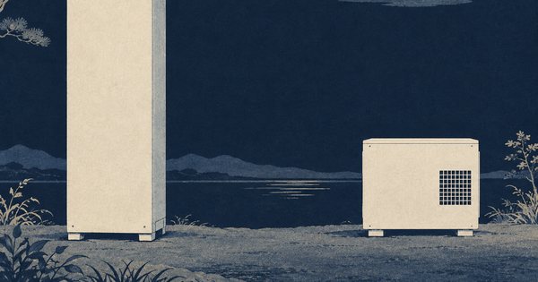 夜紺の紙の上に、背の高い貯湯タンクと離れた低いヒートポンプ箱を並べた、無文字の版画