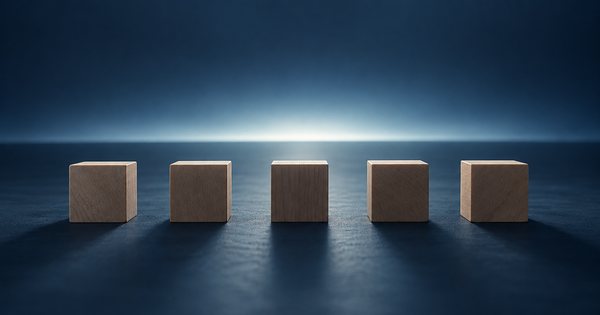 暗い背景に、同じ大きさの木製ブロックが整然と並び、奥から柔らかな光が差す静物
