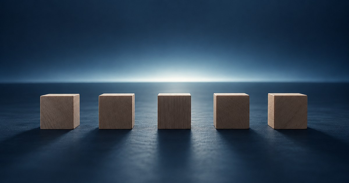 暗い背景に、同じ大きさの木製ブロックが整然と並び、奥から柔らかな光が差す静物