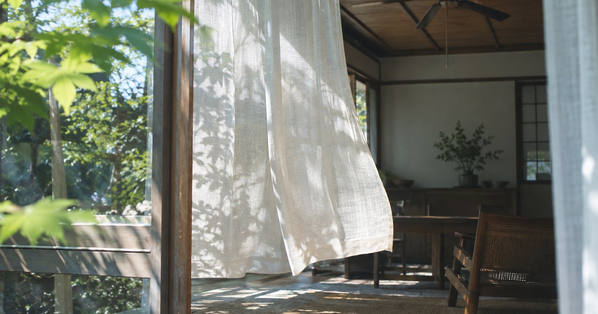 緑の木陰と薄いカーテン越しの夏の日差しが入る室内