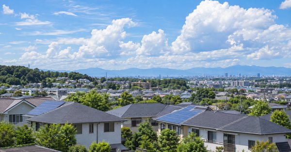 関東平野の広い空と住宅地を、夏の入道雲の下から遠くに写した風景写真