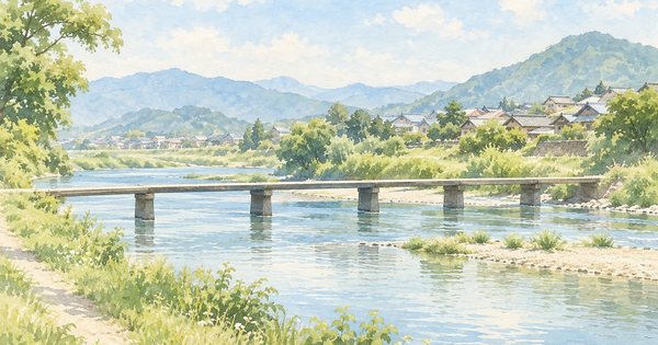 岡山の穏やかな川と低い橋、遠くの住宅地を淡い水彩で描く地域風景